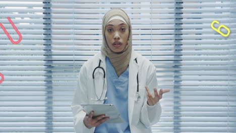 animación de una doctora biracial con hijab usando una tableta con letras y números coloridos