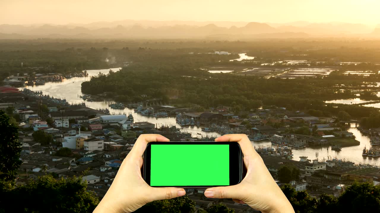 grabar un video de la naturaleza con un teléfono inteligente con pantalla verde