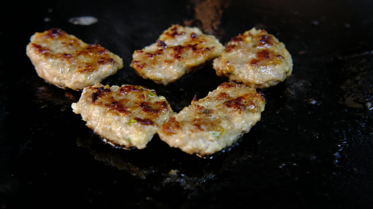 요리 된 그릴 된 고기 어리