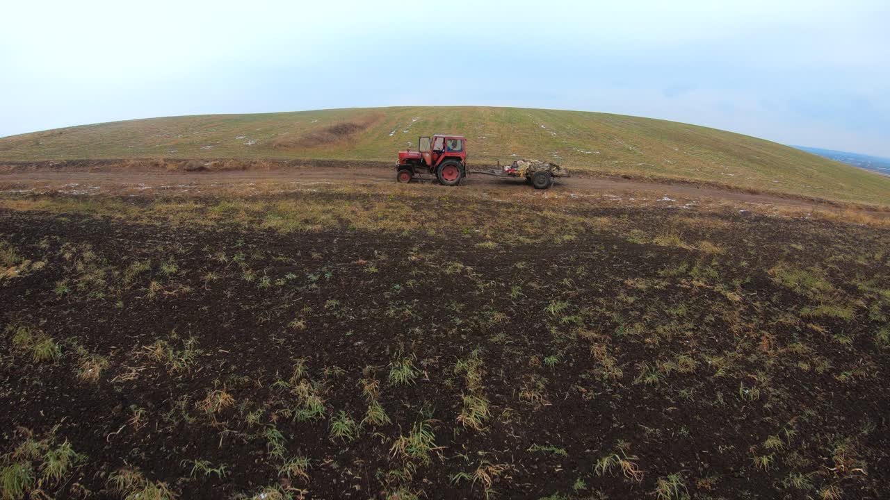 aéreo: tractor en la colina