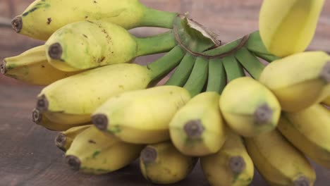 un ramo de plátanos amarillos