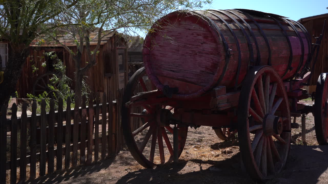Carrinho de barril de madeira vermelho antigo em uma cidade histórica do Oeste
