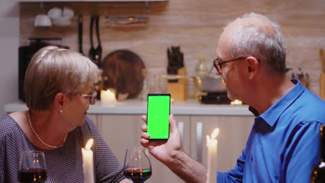 Green-screen-phone-at-dinner