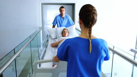 equipo de médicos que llevan a la mujer embarazada al quirófano