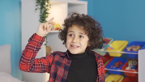 un chico creativo e inteligente está pensando en una nueva idea en su habitación.