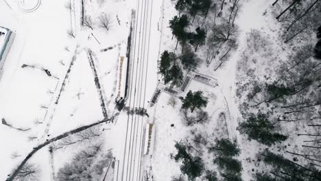 Vista-Aérea-De-Arriba-Hacia-Abajo-Sobre-La-Tierra-Cubierta-De-Nieve-En-El-Pueblo-Rural-Durante-Los-Inviernos-Extremos