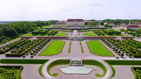 Schlosshof-Wasserbrunnen-Und-Wunderschöner-Barockgarten-In-Marchfeld,-Österreich