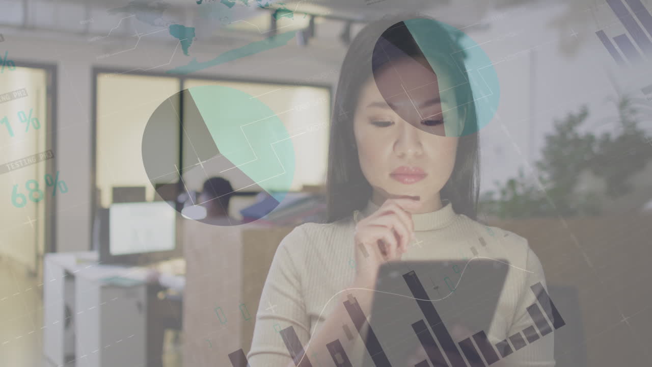 사무실에서 일하는 두 인종의 사업가에 대한 데이터 처리 애니메이션