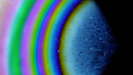 tomas estables de 4k de globos de jabón que muestran los colores del mundo macro a través de una perspectiva microscópica