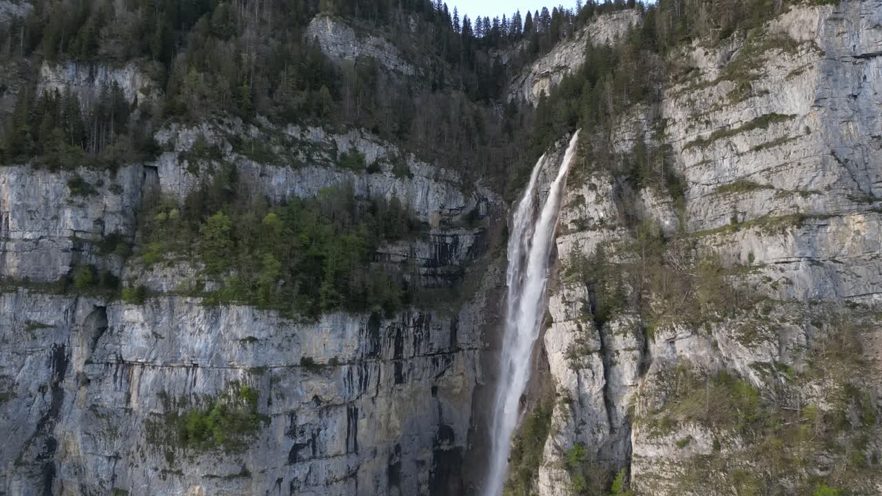 Seerenbachfälle Amden Weesen, cachoeira na encosta da montanha, imagens aéreas de drone na Suíça