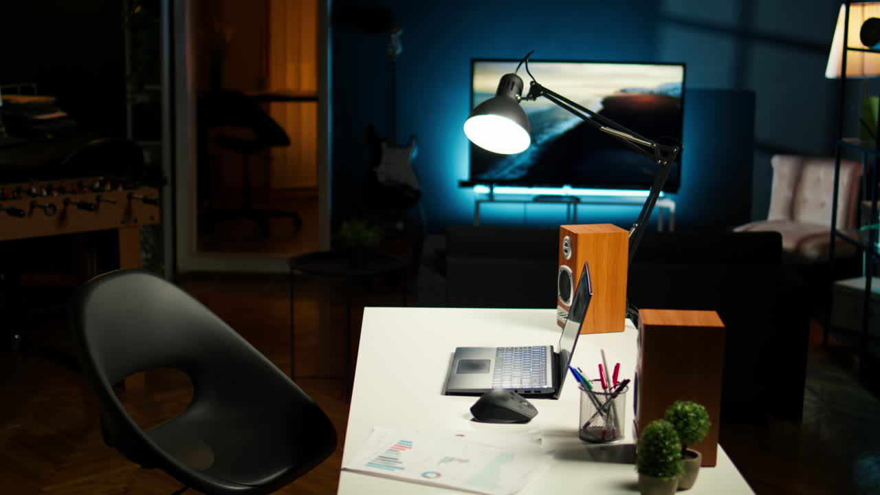 amplio apartamento con una configuración moderna de oficina en el hogar con una decoración acogedora