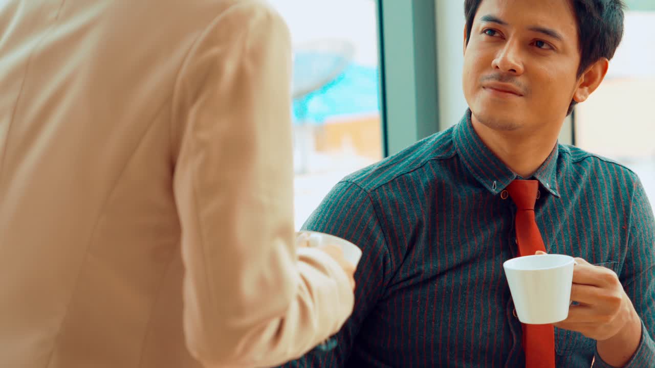 두 명의 사업가들이 사무실에서 프로젝트 전략에 대해 이야기합니다.