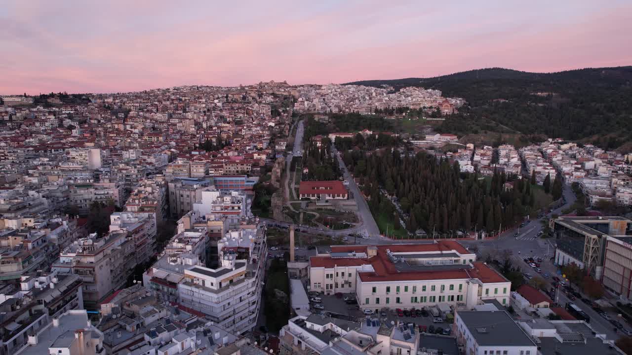 Ampia veduta aerea che rivela la città di Salonicco in Grecia durante un bellissimo tramonto rosa
