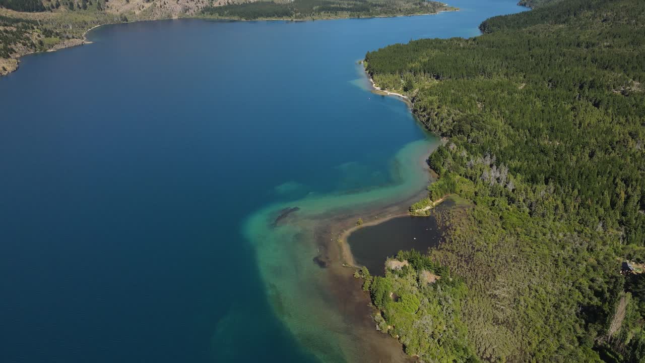 ángulo alto aéreo del lago turquesa epuyen rodeado de bosques de pinos, patagonia argentina
