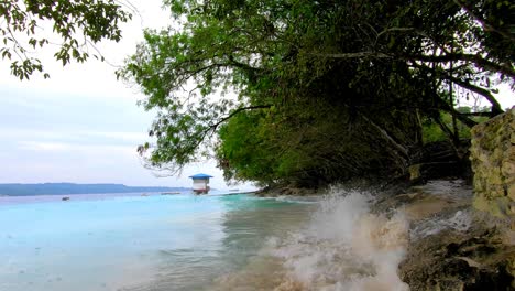 Aguas-Azules-Enormes-Olas-Salpican-Las-Rocas