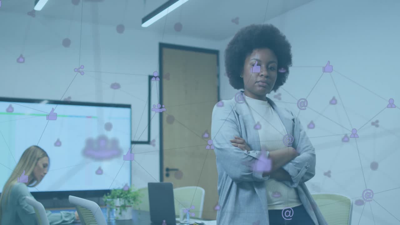 Animazione di rete di icone digitali su donna afroamericana con le braccia incrociate in ufficio