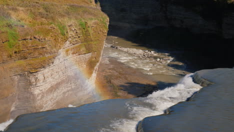 Regenbogen-Und-Wasserfall-Am-Fluss-Genesee