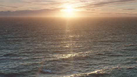 puesta de sol sobre un mar agitado