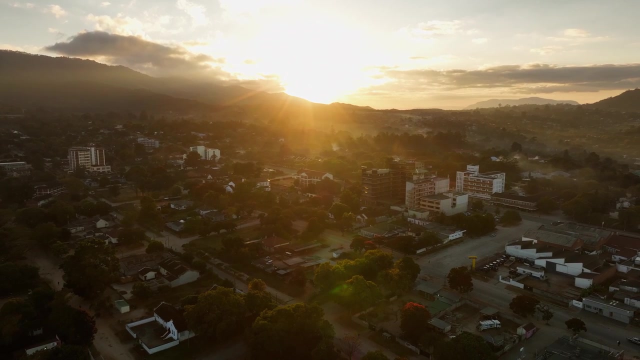 Ripresa aerea all'alba che ruota sopra le strade cittadine mattutine di Mutare, Zimbabwe.