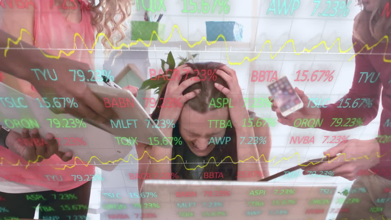 animación de datos del mercado de valores sobre persona estresada rodeada de otros que sostienen dispositivos