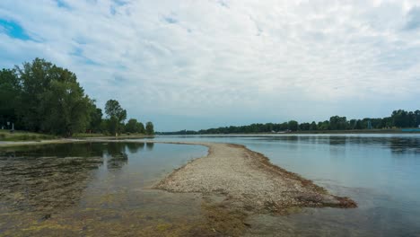 Time-lapse-of-Idroscalo-lake-park,-canoes-at-the-Idroscalo-Park-in-Milan-at-overcast-summer-day