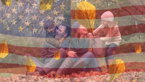 Animation-Von-Blättern-Und-Amerikanischer-Flagge-über-Einer-Kaukasischen-Familie,-Die-Im-Wald-Lächelt