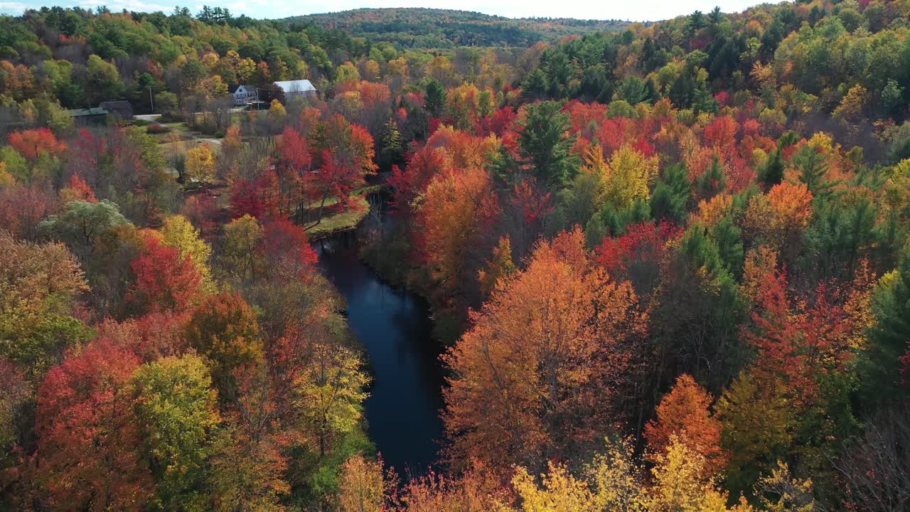 vista aérea del paisaje de cuento de hadas, bosque colorido mágico en el día de otoño, río tranquilo y casa de campo en el campo rural de nueva inglaterra, maine usa