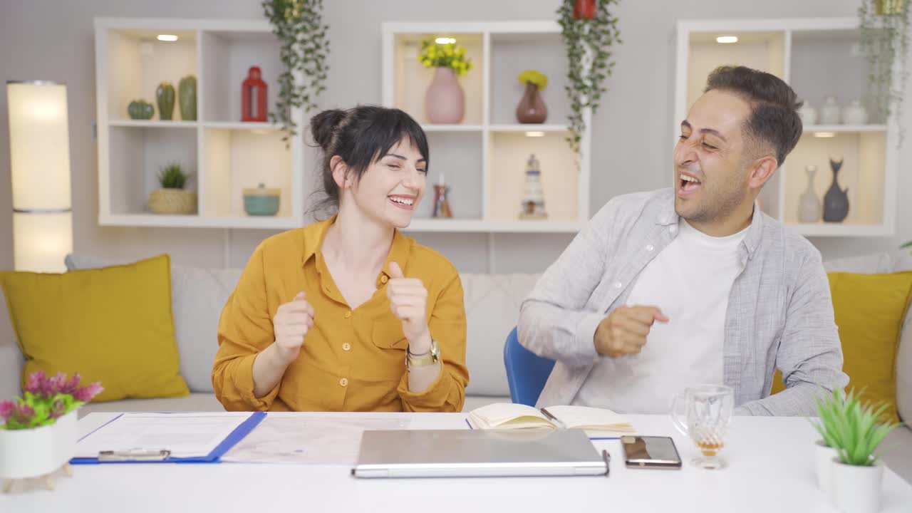 재 ⁇ 는 춤추는 커플.