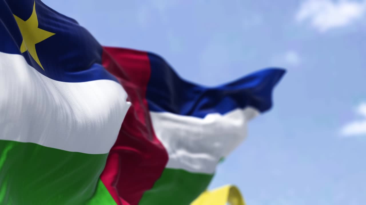 은 날 바람에 흔들리는 중앙아프리카 공화국 국기 상세한 모습