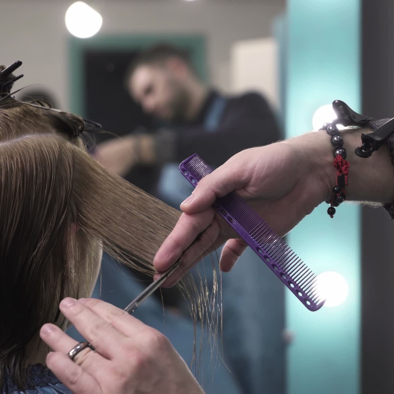 el estilista se muere el cabello.