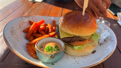 Leckerer-Cheeseburger-Mit-Brioche-Brötchen-Und-Süßkartoffel-Pommes-Mit-Würziger-Mayonnaise-Sauce,-Restauranterlebnis,-4k-Aufnahme