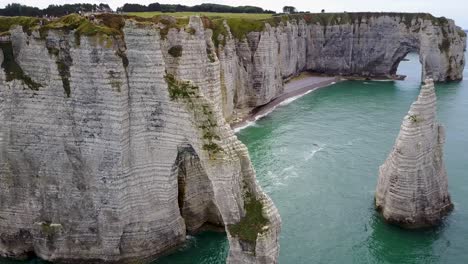 Volando-Alrededor-Del-Etretat-Cerca-Del-Lado-Rocoso,-De-Francia