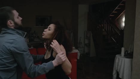 pareja discutiendo