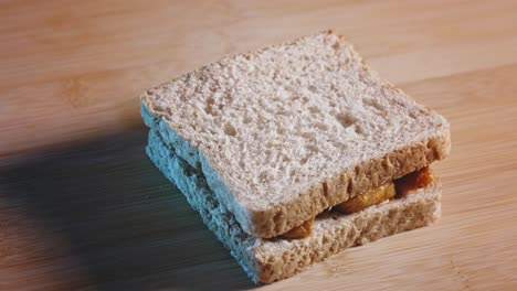 Cubriendo-Tostadas-De-Pollo-Para-Perder-Grasa-Con-Una-Rebanada-De-Pan