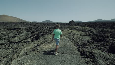 niño viajero explorando lanzarote naturaleza única y escalando rocas de lava