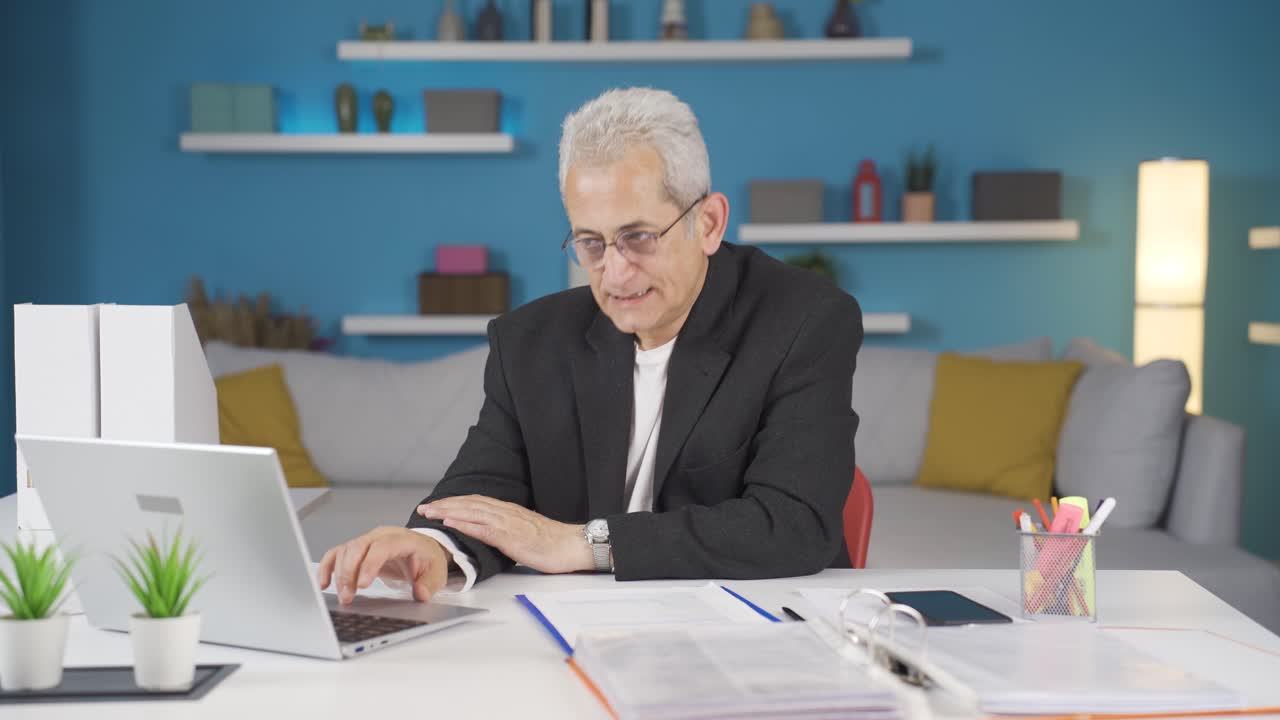 trabajador de oficina en casa hombre esperando emocionado y alegre.