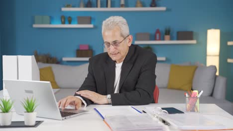 Hombre-Trabajador-De-Oficina-En-Casa-Esperando-Emocionado-Y-Alegre.