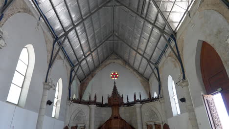 interior humilde de una pequeña iglesia de la ciudad