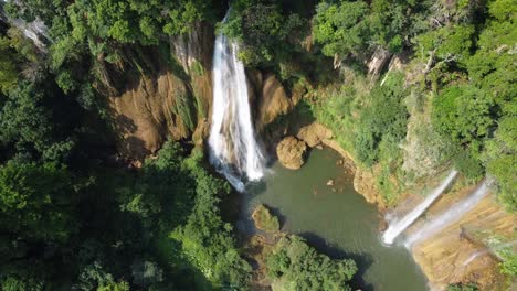 Un-Hermoso-Dron-Disparó-Lejos-De-La-Cascada-De-Thi-Lo-Su-Y-Se-Vio-Desde-Arriba,-Fuera-De-Los-Caminos-Trillados-En-La-Jungla-Del-Norte-De-Tailandia-En-El-área-De-Umphang-En-El-Sudeste-Asiático