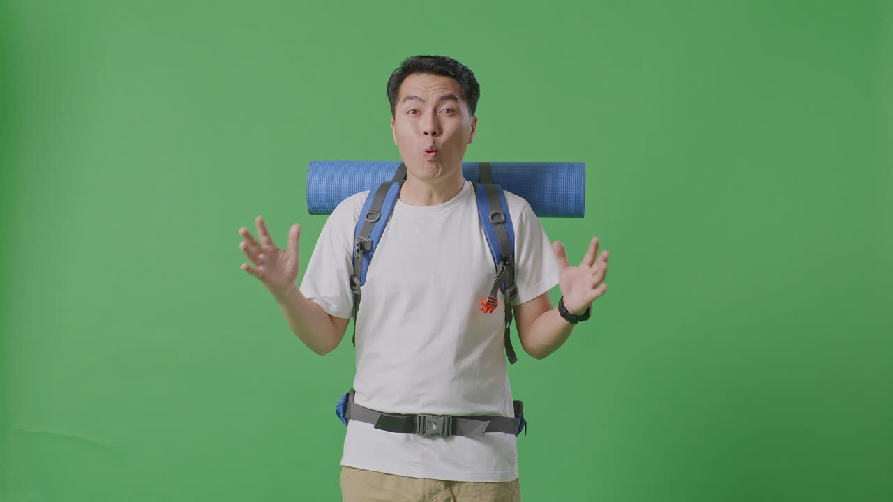 viajero emocionado con mochila