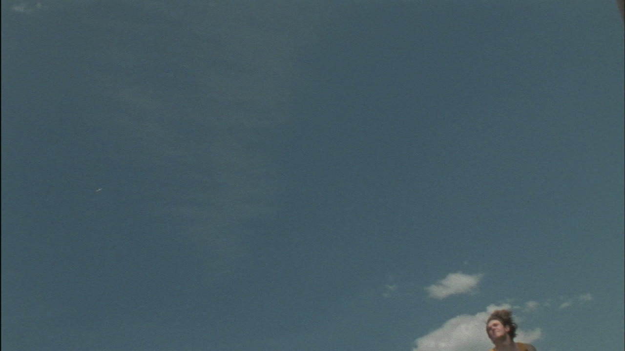 멀리뛰기에서 경쟁하는 여자 선수