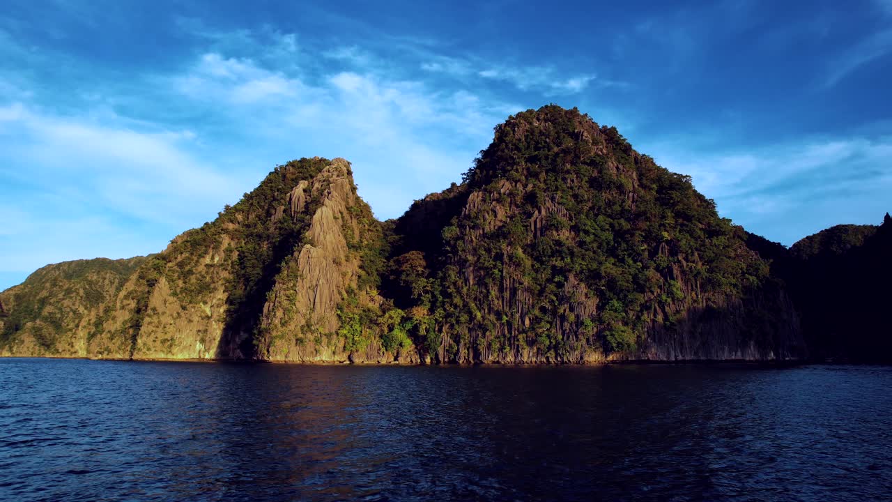 4k drone vuela hacia palawan karst twin peaks en palawan filipinas