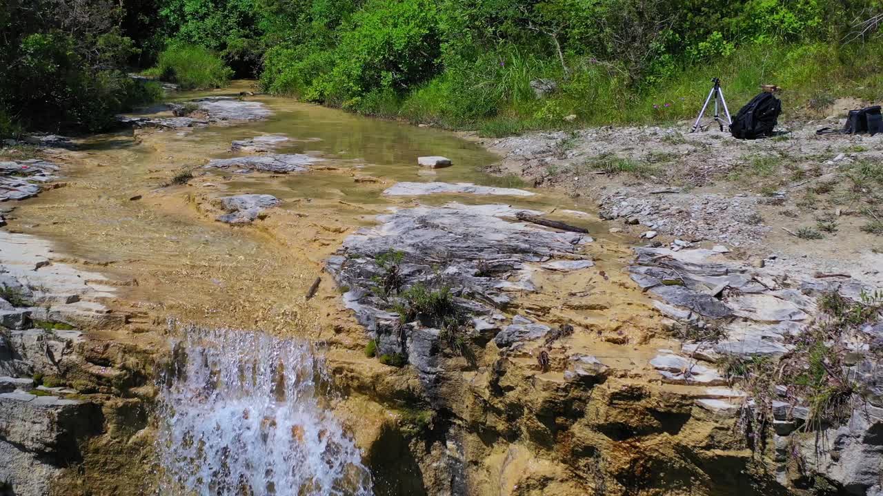 toma aérea sobre una cascada escénica en un día de verano