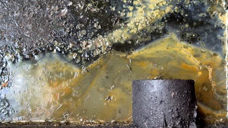 residuos químicos que se filtran en el agua de alcantarillado de la calle