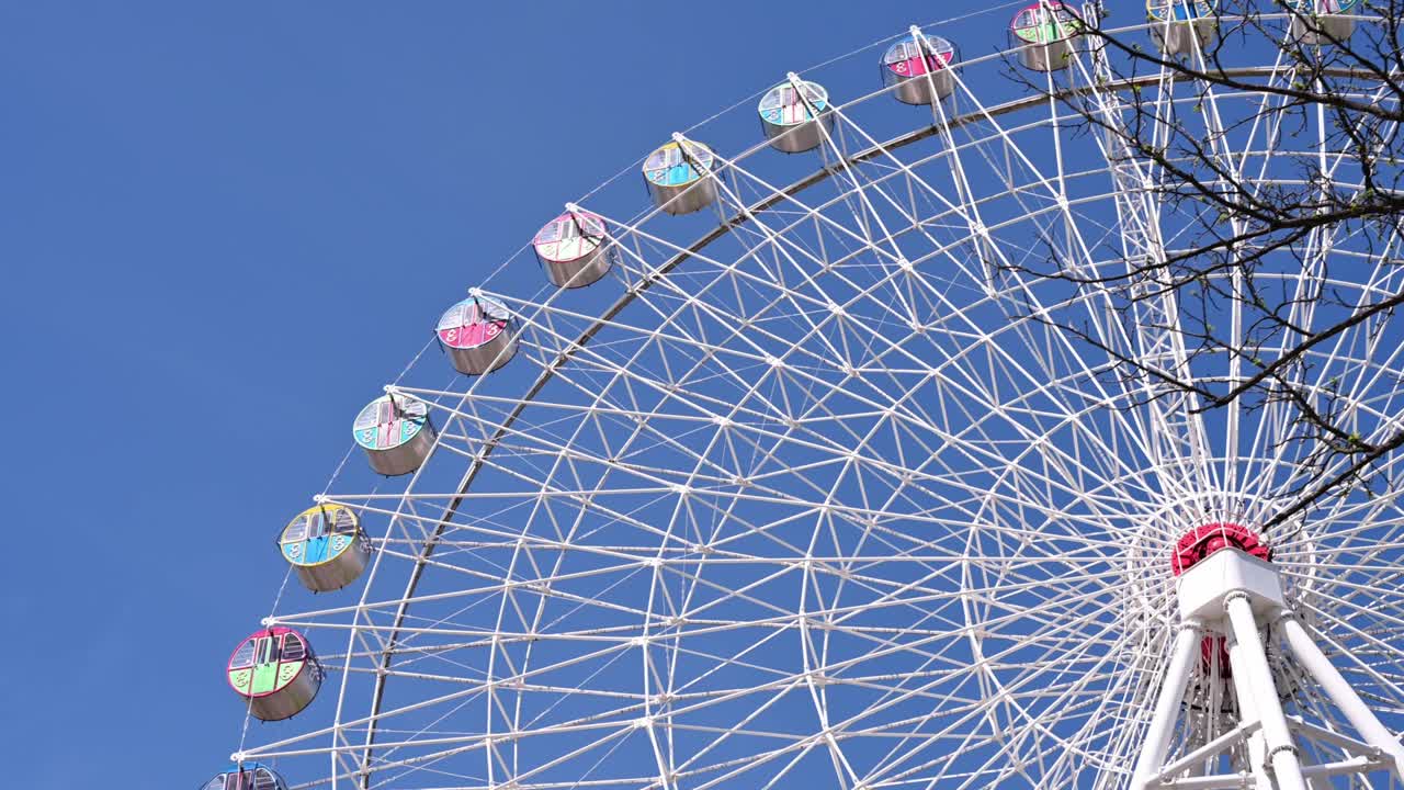 파란 하늘을 배경으로 도시 페리스, 엔터테인먼트 카루셀, 축제, 레크리에이션, 재미있는 활동