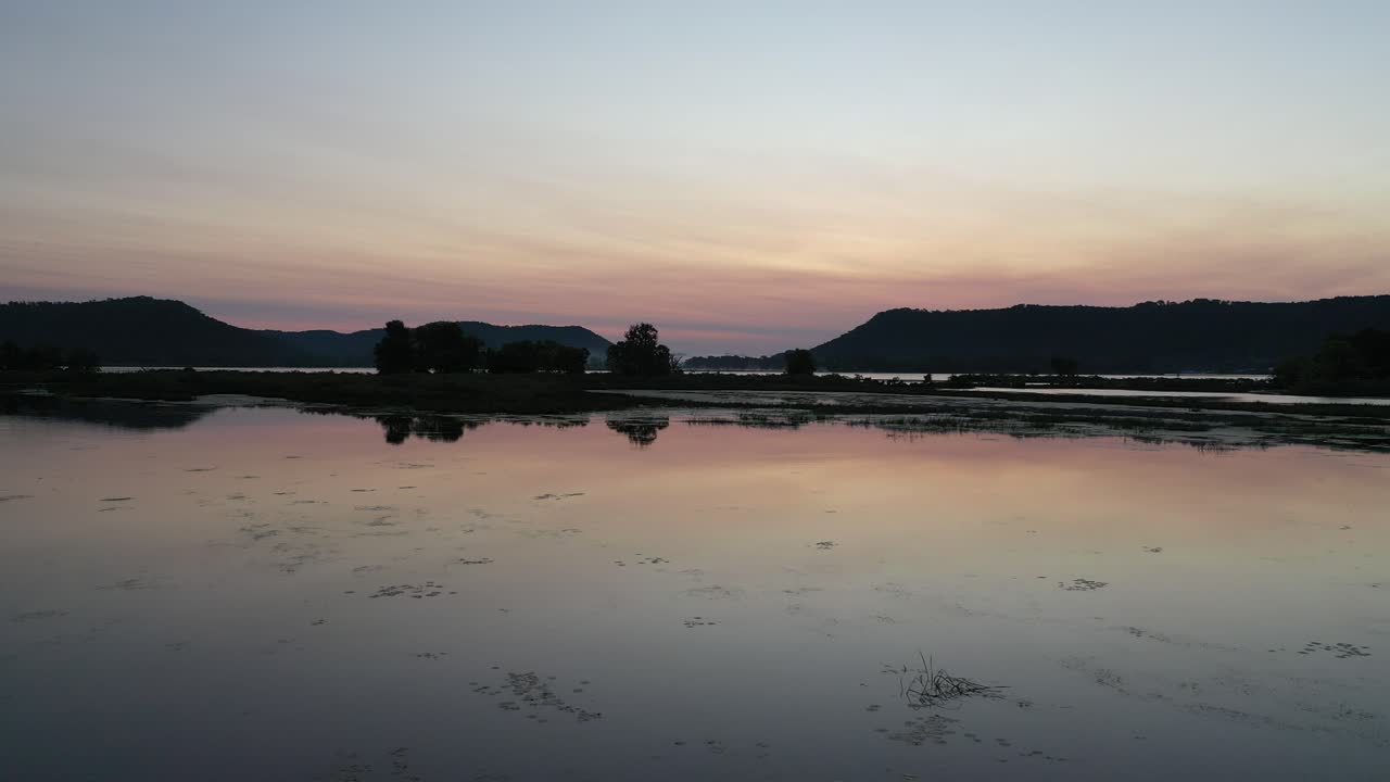 강 습지 에서 해가 뜨는 것