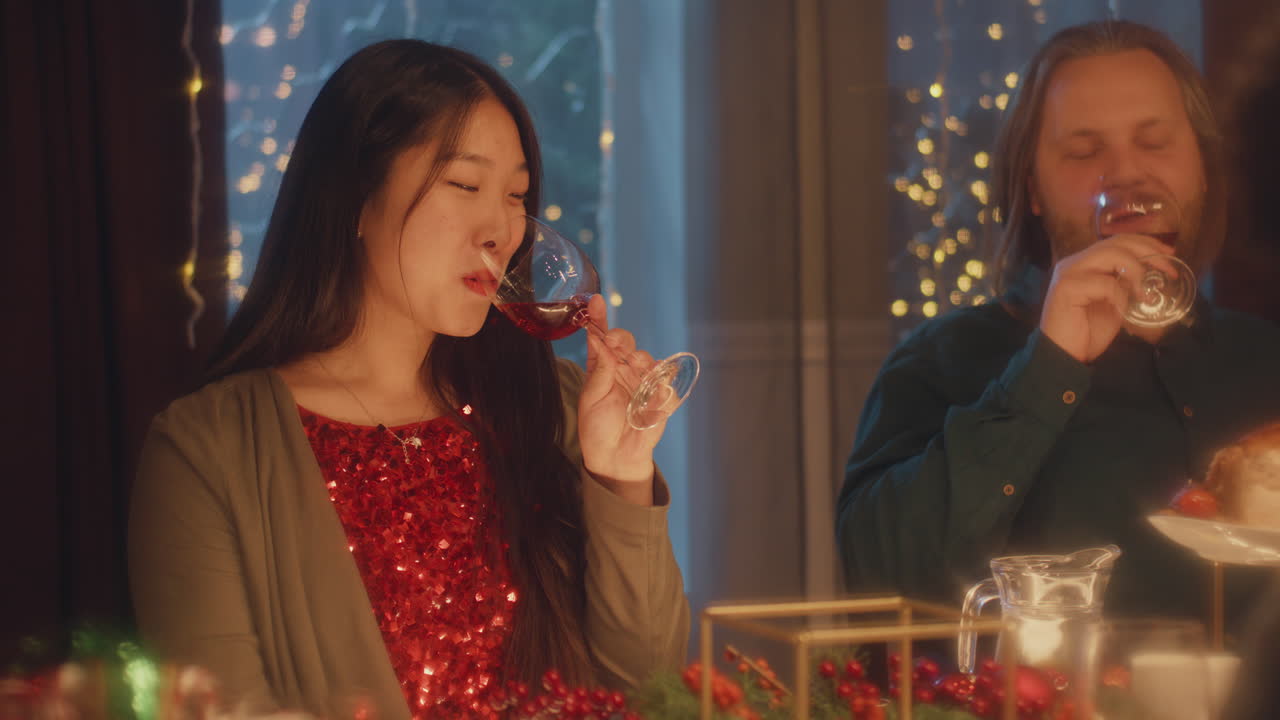 크리스마스 저녁 식사를 축하 하는 부부