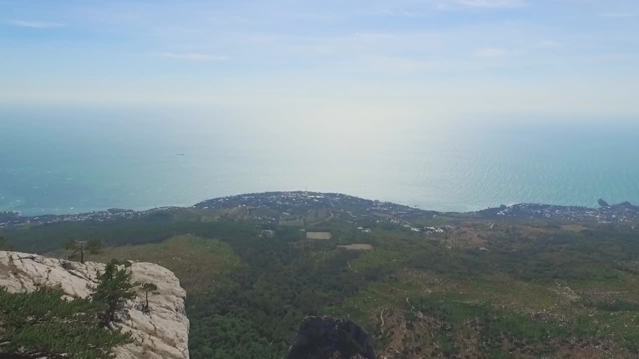 해안 도시 와 바다 의 산악 풍경