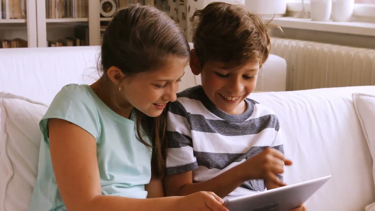 niños que usan tabletas digitales