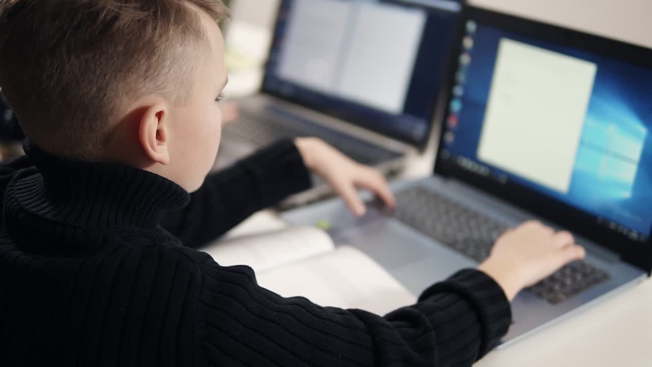 видео двух маленьких мальчиков, пытающихся научиться программированию. образовательный процесс.